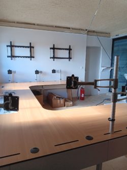 Mur d’images installé avec supports muraux pour salle de contrôle
