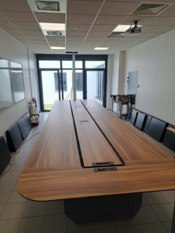 Salle de crise équipée des nouvelles tables Augeron pour la gestion d’urgence