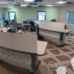 Installation de pupitres électriques sur mesure Boost Up 4 par Augeron dans une salle de contrôle d’une industrie du gaz – projet technique avec mobilier ergonomique de plus de 5 mètres