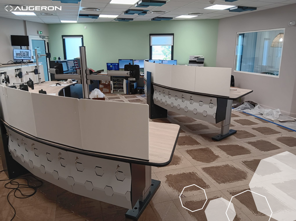 Installation de pupitres électriques sur mesure Boost Up 4 par Augeron dans une salle de contrôle d’une industrie du gaz – projet technique avec mobilier ergonomique de plus de 5 mètres
